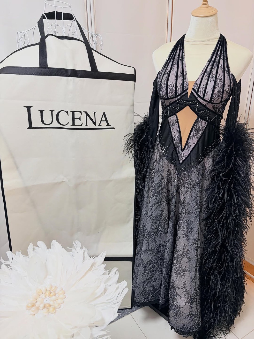 LUCENAのロゴが入った生成りのガーメントバッグと納品前の黒いドレス
